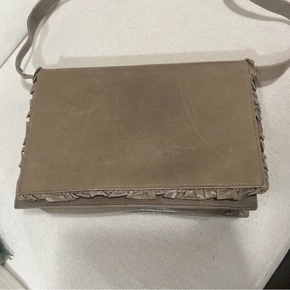 MARIO VALENTINO Made in Italy Vintage Taupe Leather Ruffle Purse - Picture 9 of 11